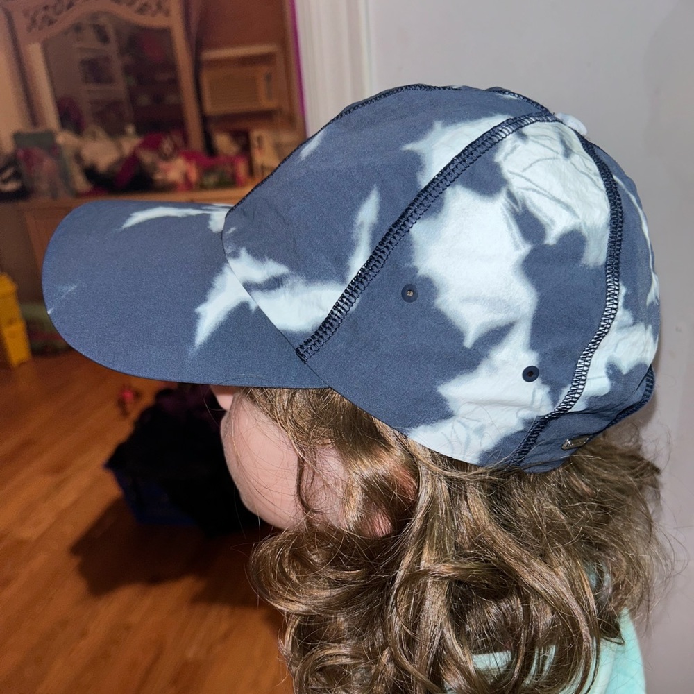 SOLD 🍒 Lulu Baller Hat Soft
Indigo Ice Print Blue Multi Brand new without tags - Picture 6 of 9